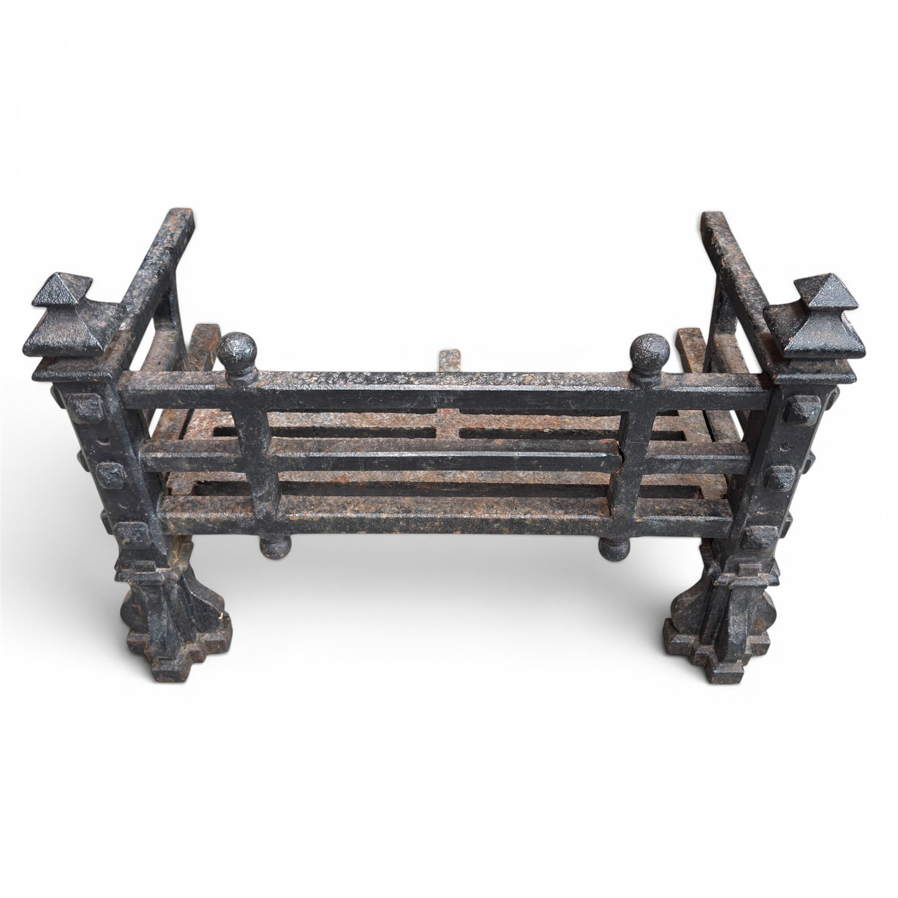 Late Victorian cast iron fireplace grate with turned and pointed finials
