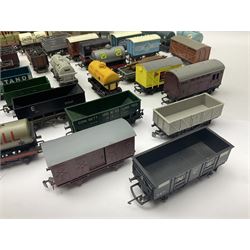 Various makers ‘00’ gauge - large quantity of rolling stock to include boxed Mainline, Graham Farish and Wrenn examples; loose examples to include Hornby, Tri-Ang, Joeuf etc 