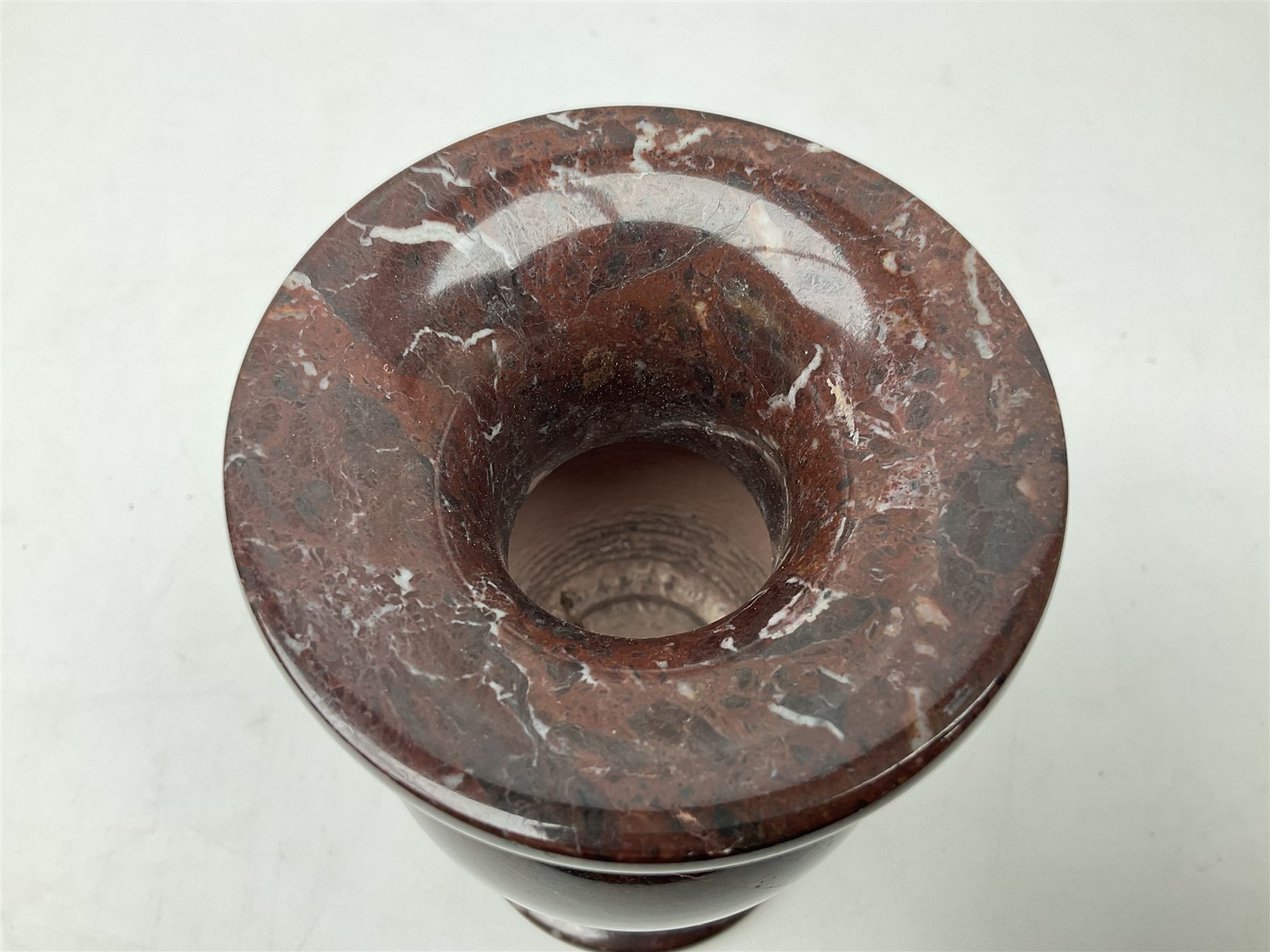Red marble vase, of baluster form upon a stepped foot, H20cm 