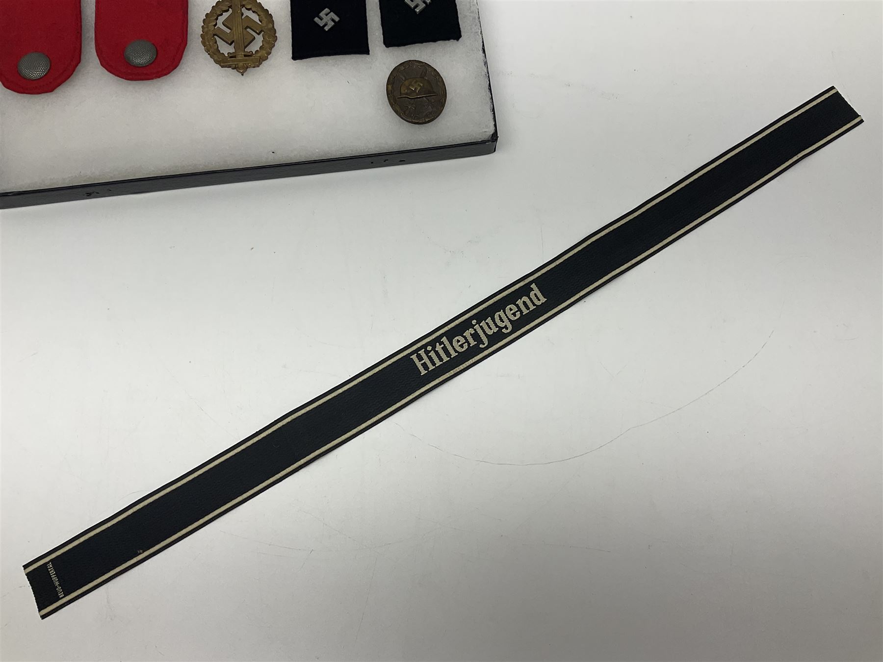 WW2 German Don Cossack epaulettes; and quantity of German insignia including SA Sports Badge for war wounded, Hitler Youth badge, Young Cossacks badge, Wound badge, Hitler Youth cuff title etc; in glass topped display box.