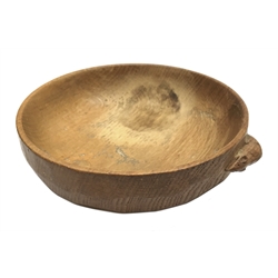'Mouseman' small oak nut bowl by Robert Thompson of Kilburn, D16cm