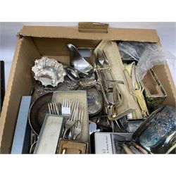 Quantity of silver plate, to include fish knives and forks with silver ferrules, halmarked, Coalport and Cutlass cased teaspoons, bowls, tankard, flatware etc, together with two wooden canteen cases, in two boxes 