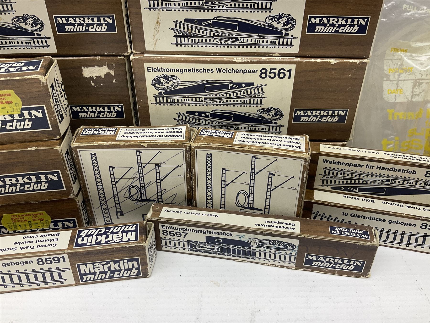 Marklin mini-club 'Z' gauge - quantity of predominantly boxed track including 8505 straights, 8530 curves, 8561 points, 8939 signals, 8591, 8507, 8510, 8564 etc; conductor wire sections with 8911 supports; short lengths, cross-overs, switches and other accessories