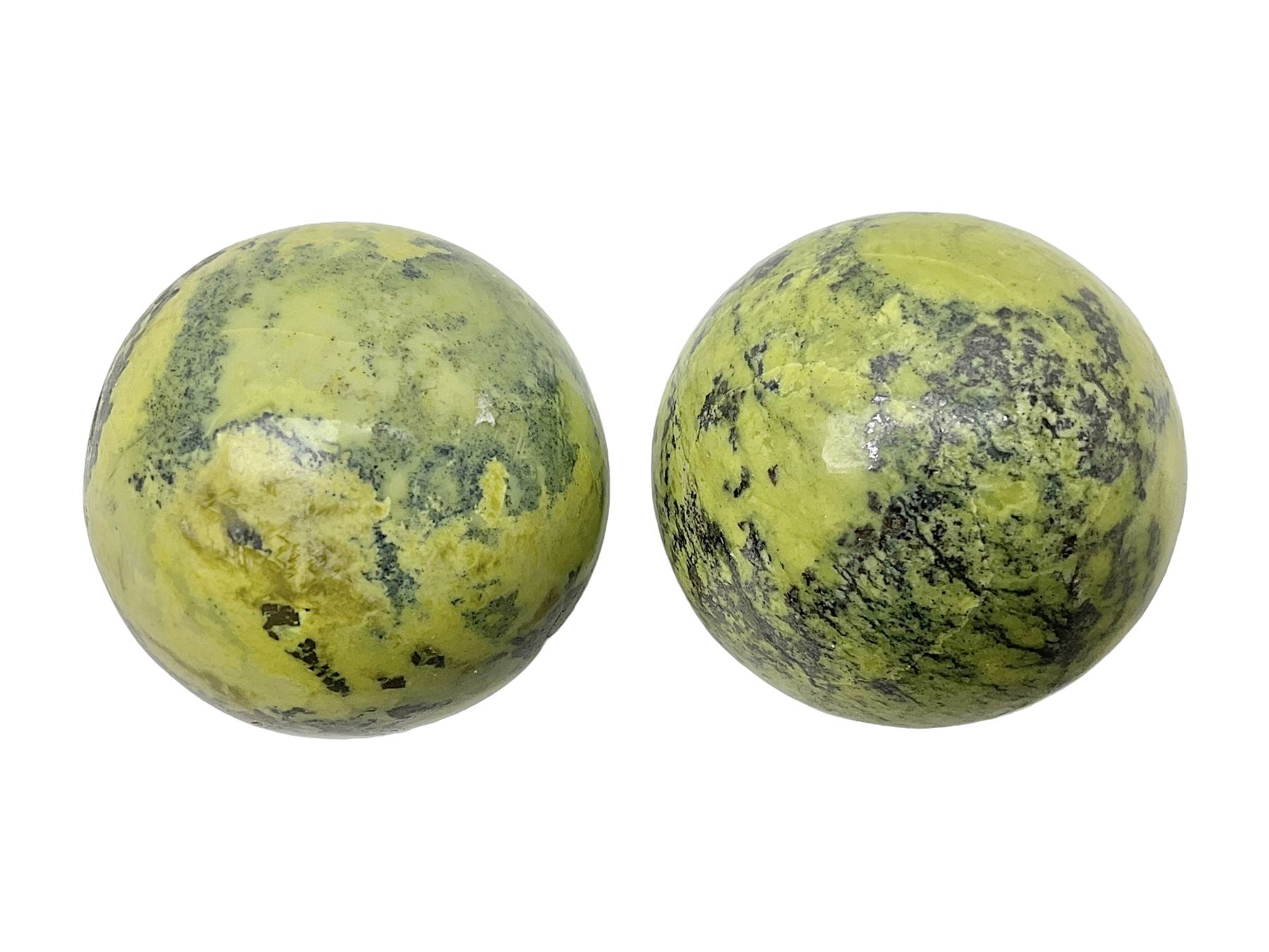 Pair of green serpentine spheres, D6cm