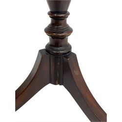 Fine Georgian design mahogany pedestal table, hexagonal top with reeded moulded edge, raised on a slim turned vasiform column with splayed tripod base and spade feet