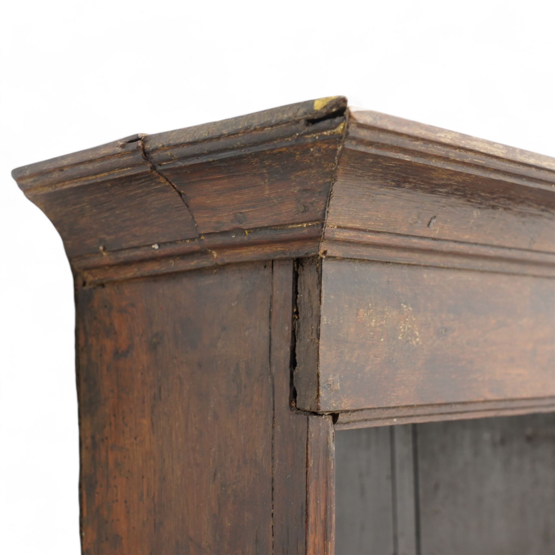 18th century oak plate rack, moulded projecting cornice over three shelves, on solid end supports 