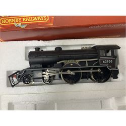 Hornby ‘00’ gauge - Class B17 4-6-0 ‘Manchester United’ locomotive no.2862 in LNER green; Class B17 4-6-0 ‘Leeds United’ locomotive no.61656 in BR green; Class D41/1 4-4-0 ‘Yorkshire’ locomotive no. 62700; Class 49/1 4-4-0 ‘Cheshire’ locomotive no.2753 in LNER green; in original boxes (4) 