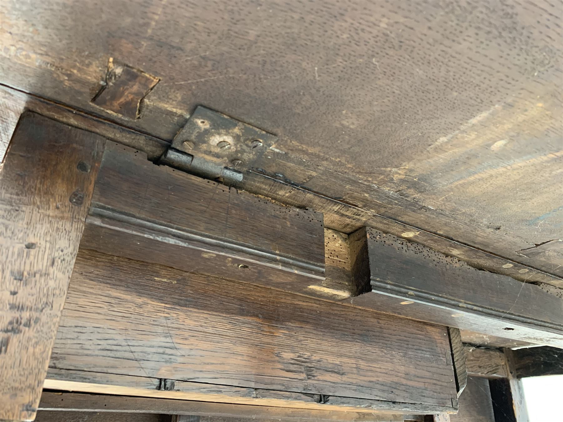 Late 17th century William & Mary oak drop leaf dining table, oval drop leaf top, single drawer to one end, gate action base, turned supports joined by bobbin turned stretchers, 121cm x 135cm, H75cm (open)