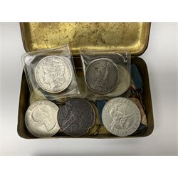 Six early 20th century fishing reels, to include wooden and brass examples, together with a leather powder flask, 1913 Christmas tin, Morgan dollar, Queen Victoria double florin and a collection of other coins, etc 