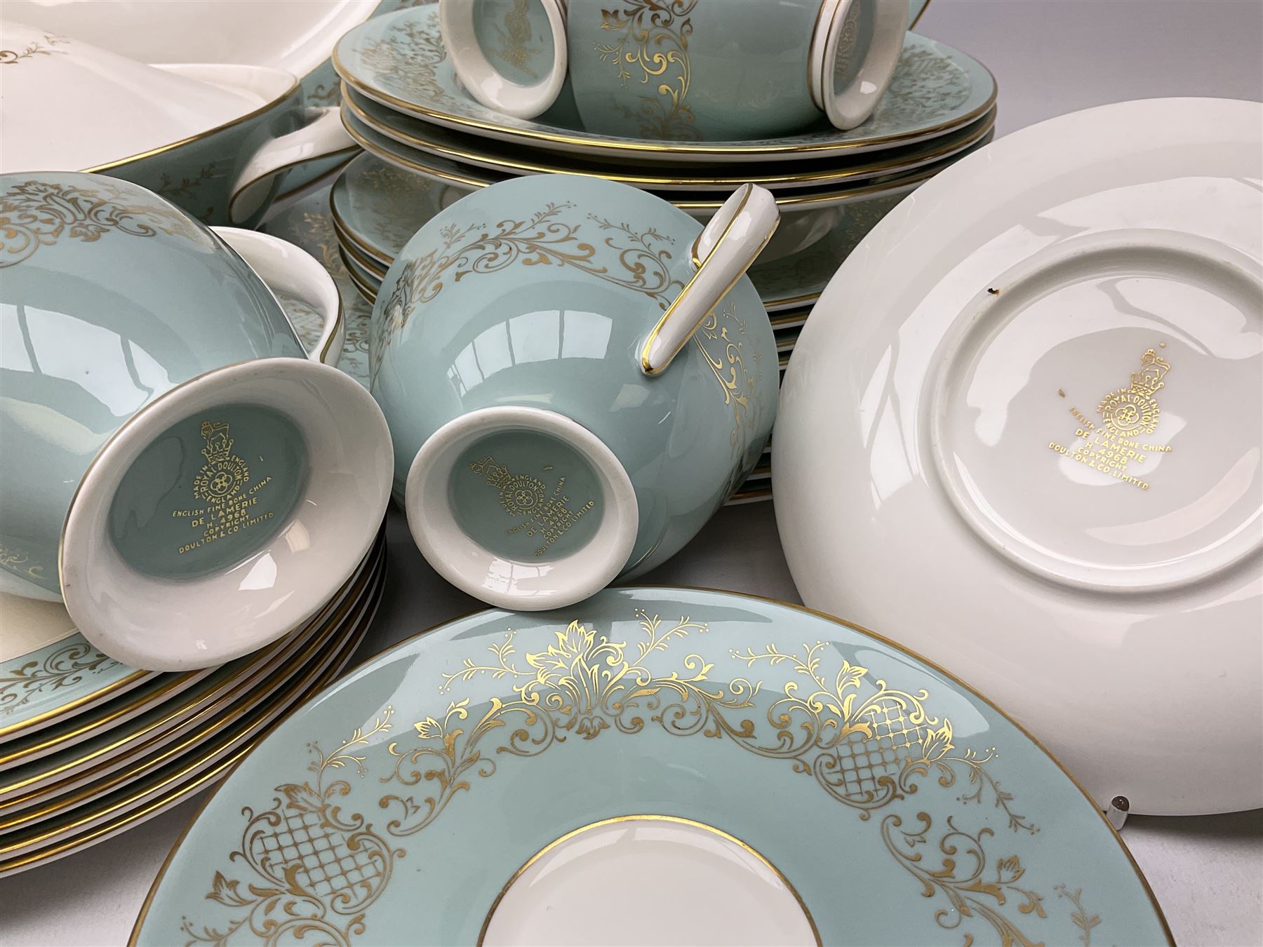 Royal Doulton De Lamerie pattern part tea and dinner service, including eight dinner plates, seven side plates, seven bowls, two serving platters, seven cups and saucers, milk jugs, sucrier, etc (58)
