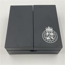 Queen Elizabeth II Isle of Man 2022 'Christmas' gold proof sovereign, cased with certificate 