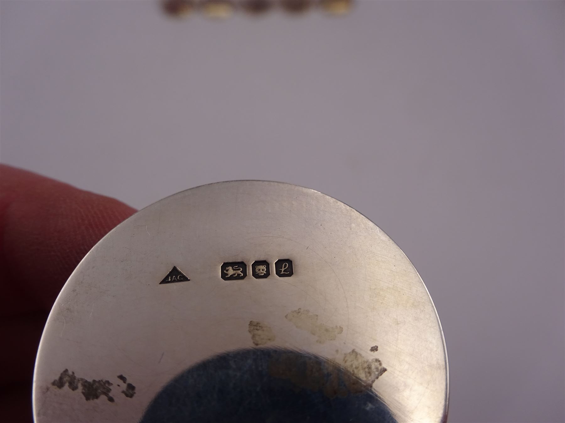 Set of six modern silver place card holders, each of circular form with pierced depictions of a partridge, spaniel, pheasant, stag, woodcock and duck, hallmarked J A Campbell, London 1985, contained within a velvet and silk lined fitted case, H3cm