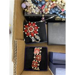 Collection of vintage costume jewellery including beaded necklaces, brooches, pendant necklaces and earrings etc 