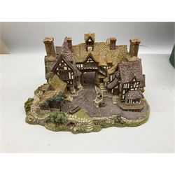 Thirteen Lilliput Lane models to include 'The King's Arms', Britain's Heritage collection Edinburgh Castle,  Tower Bridge, Big Ben, English Collection 'Bluebell Arms', etc, six boxed with deeds