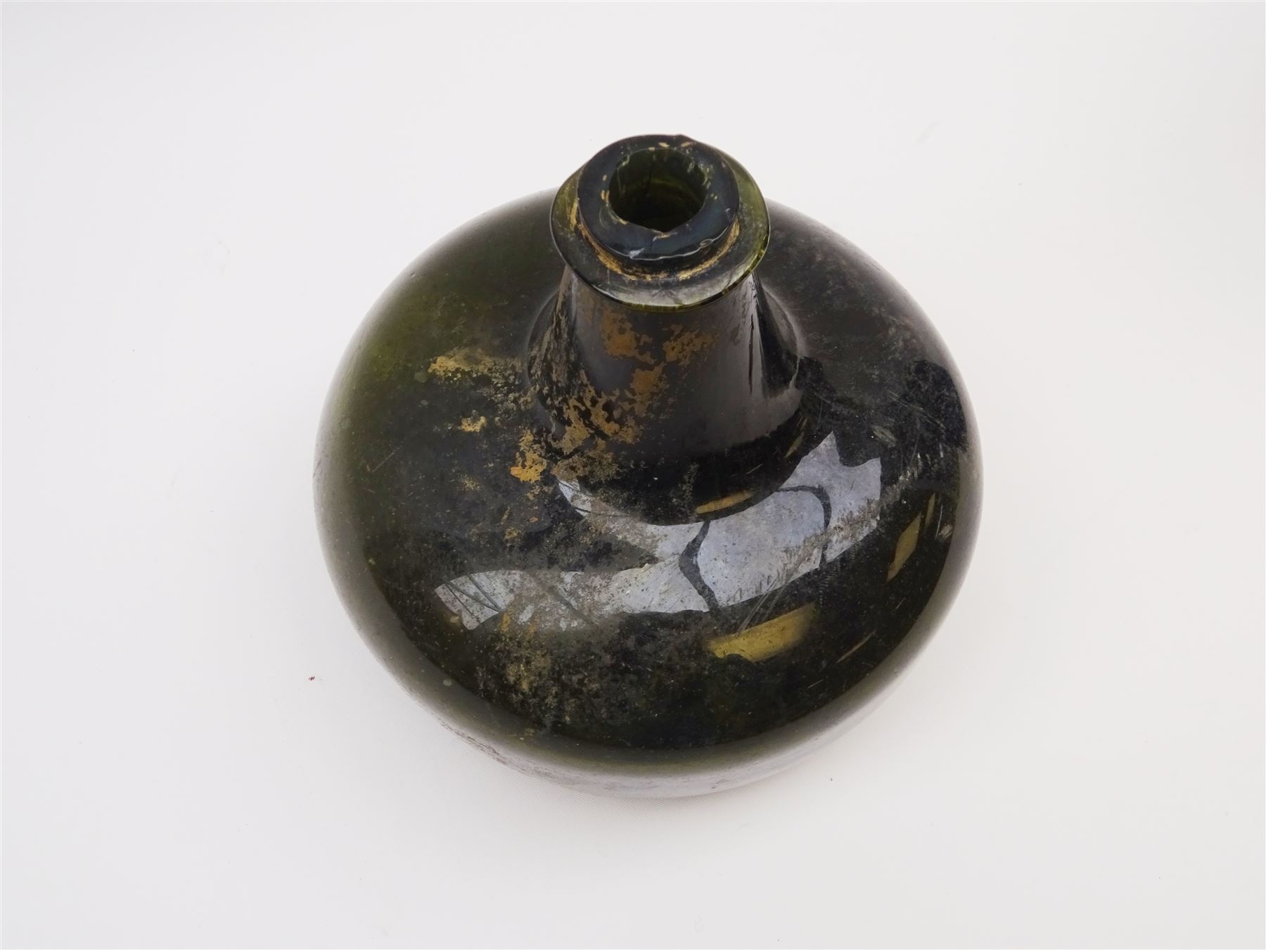 18th century green glass bottle, of onion form, H15cm, together with an 18th century green glass wine bottle, with seal depicting a boar beneath a crown, probably the Edgcumbe Crest, H27cm