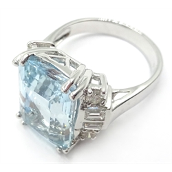  18ct white gold emerald cut aquamarine and diamond ring stamped 750, aquamarine approx 7 carat, diamonds approx 0.7 carat  