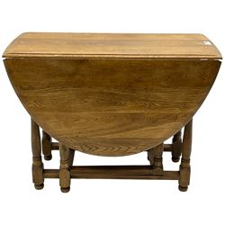 Mid-to-late 20th century oak and beech drop-leaf dining table, gate-leg action base with turned supports