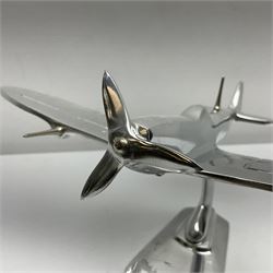 Set of three aluminium planes with rotating propellers, tallest H18cm