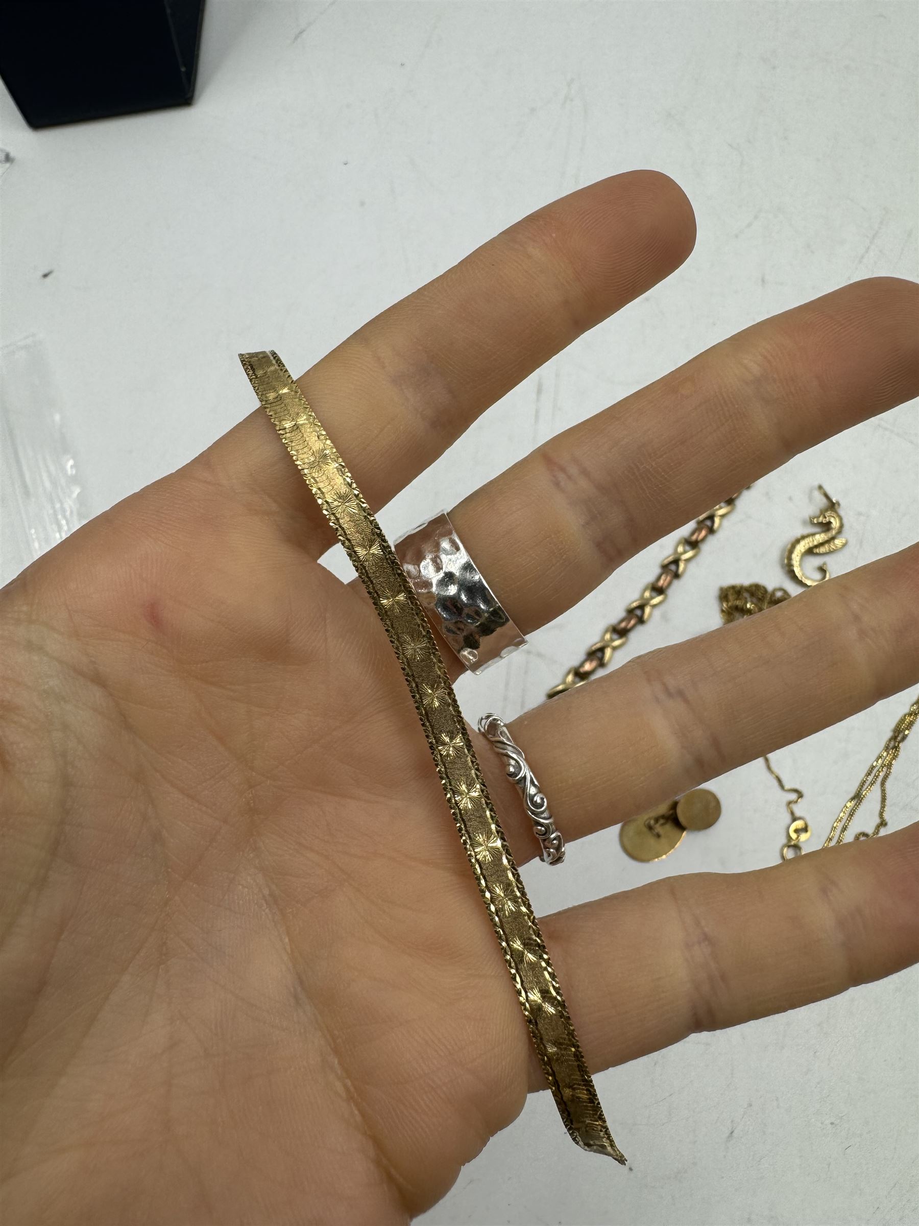 14ct gold bracelet links and a 14ct gold chain, together with 9ct gold jewellery, to include pair of cufflinks, bracelet, seahorse charm, chains and a cubic zirconia pendant 