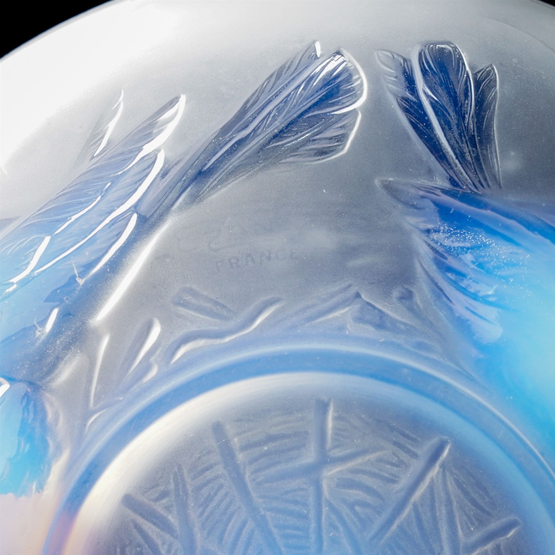 Ezan France - Art Deco 1930s opalescent pressed glass bowl depicting nesting birds, D25cm 