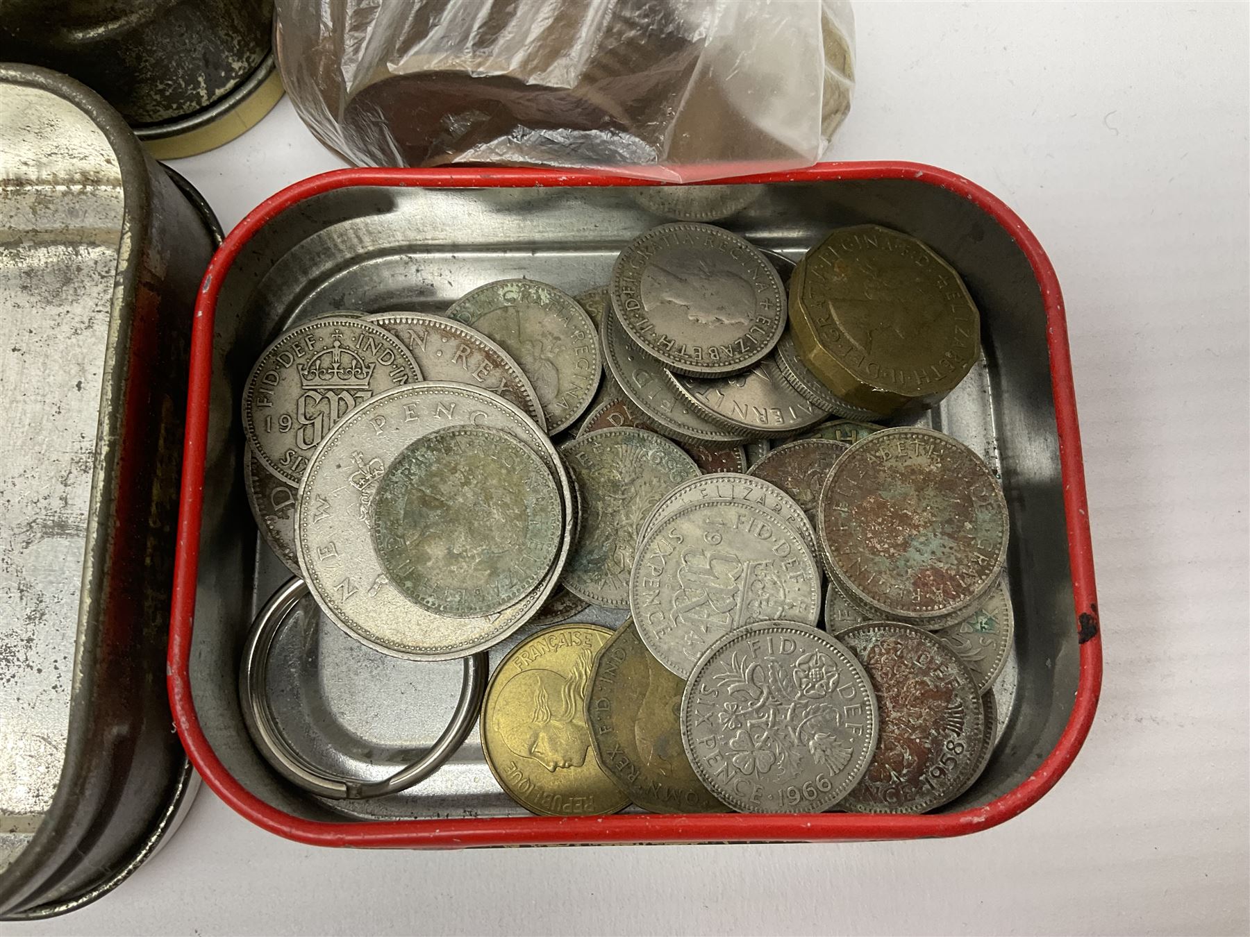 Great British and World coins, including George I 1723 farthing, Queen Victoria 1875 halfcrown, King George V one shilling, pre decimal coinage, commemorative crowns, United States of America 1921 Morgan dollar with soldered loop attached etc