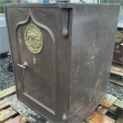 Victorian cast iron safe, by Milners, one key for main door and two interior drawer keys - THIS LOT IS TO BE COLLECTED BY APPOINTMENT FROM DUGGLEBY STORAGE, GREAT HILL, EASTFIELD, SCARBOROUGH, YO11 3TX