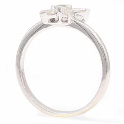 18ct white gold diamond star cluster ring, single round brilliant cut diamond, surrounded by five tapered baguette cut diamonds, stamped 750
