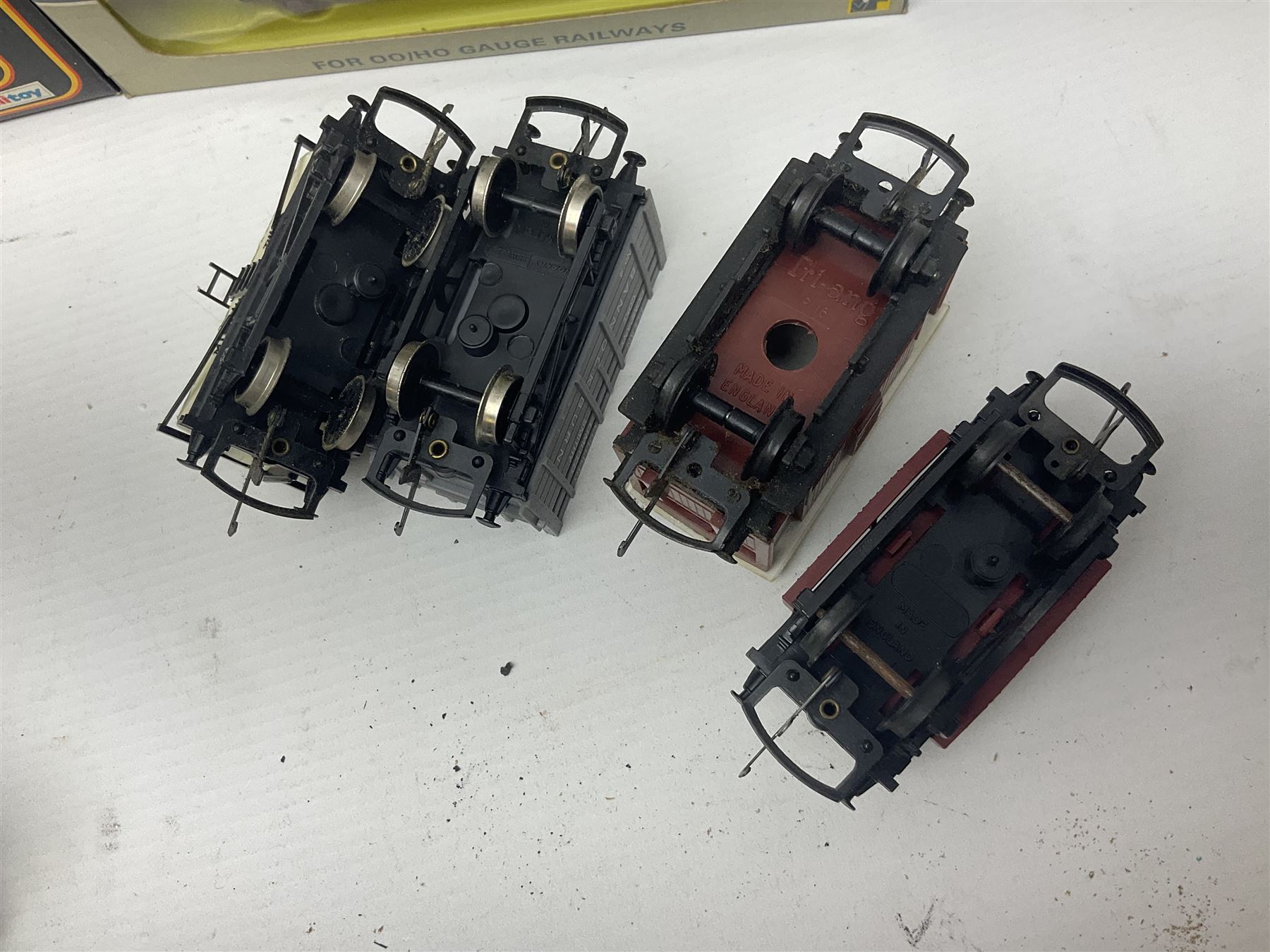 Various makers ‘00’ gauge - large quantity of rolling stock to include boxed Mainline, Graham Farish and Wrenn examples; loose examples to include Hornby, Tri-Ang, Joeuf etc 