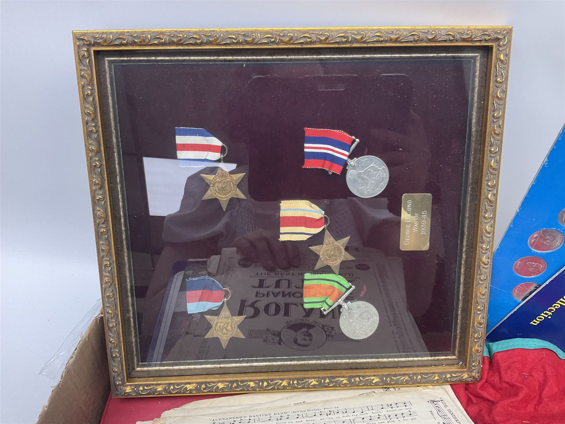 Large collection of Robertson's Golly memorabilia including badges, seven band figures, ceramics, toast racks etc