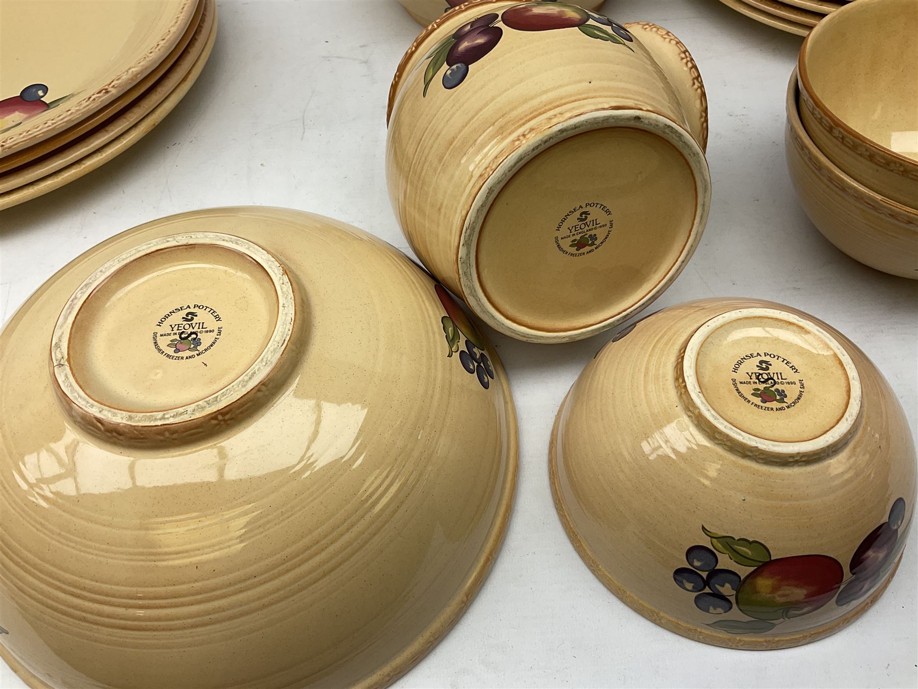 Hornsea Pottery Yeovil pattern part tea and dinner service, to include seven dinner plates, cheese dish and cover, water jug, four storage jars of various sizes etc (60) 