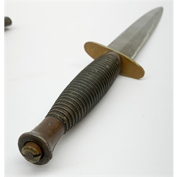 British Fairbairn-Sykes type 3rd pattern Commando fighting knife with unmarked 17cm double edged blade, oval brass cross-guard and ringed grip, in brown leather scabbard 32cm overall