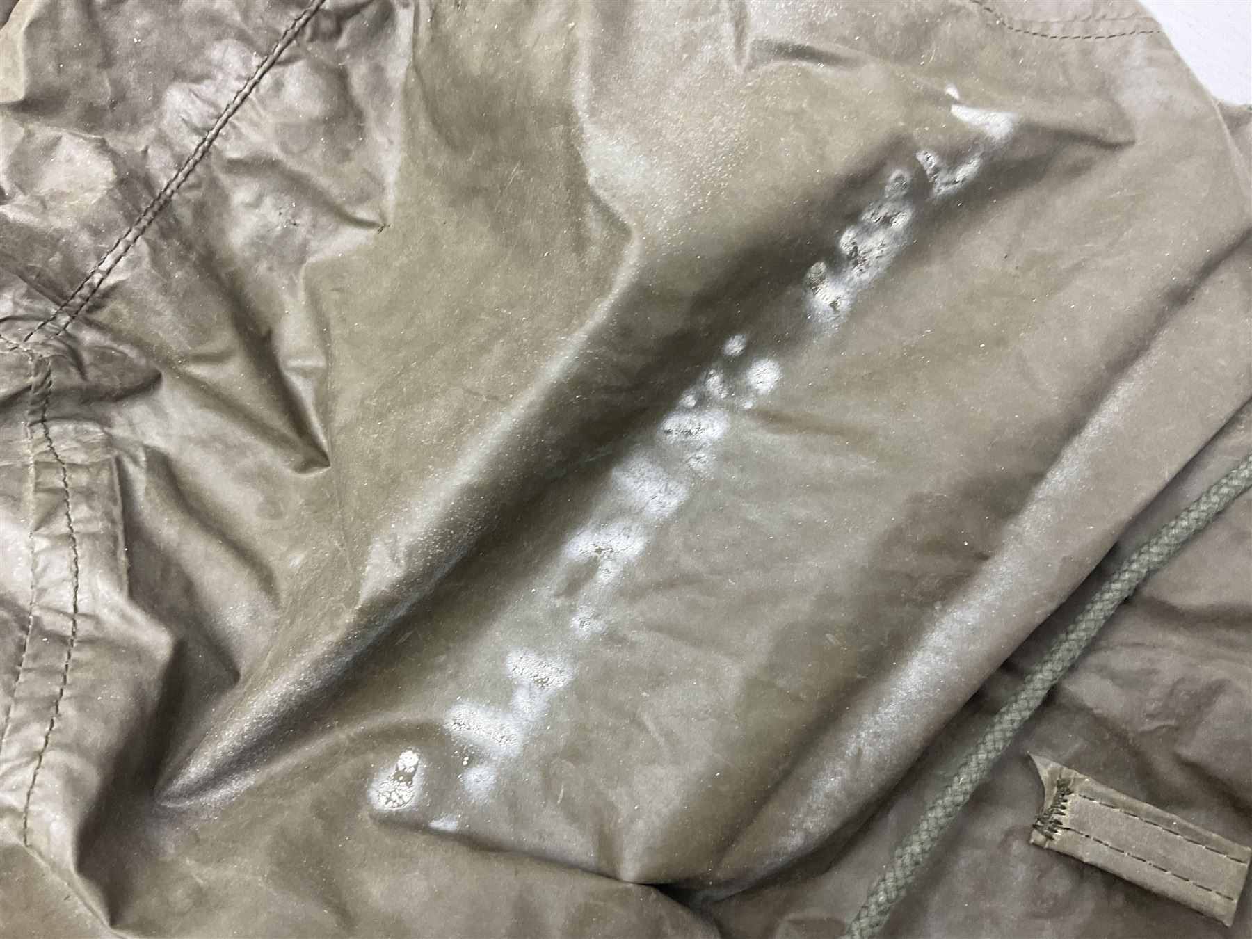 Falklands War - Argentine Special Forces beret with metal badge reputedly taken at Goose Green May 28th 1982 by Cpl. Hudson attached to 2 Para; together with an Argentine Gas Hood (2)