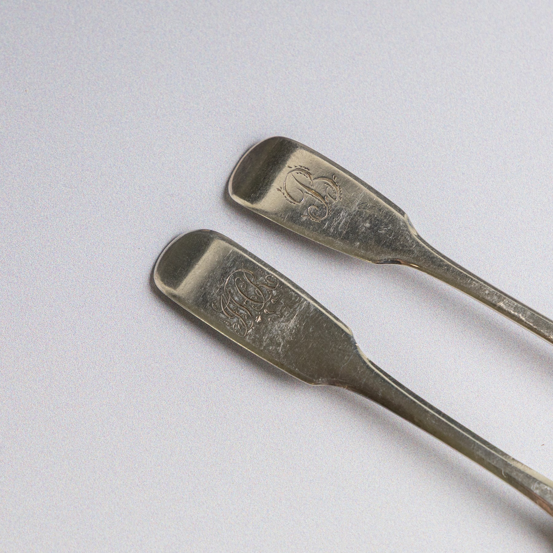 Twenty-one silver teaspoons, comprising set of six 1920s coffee spoons, set of three Kings pattern teaspoons, etc, all hallmarked