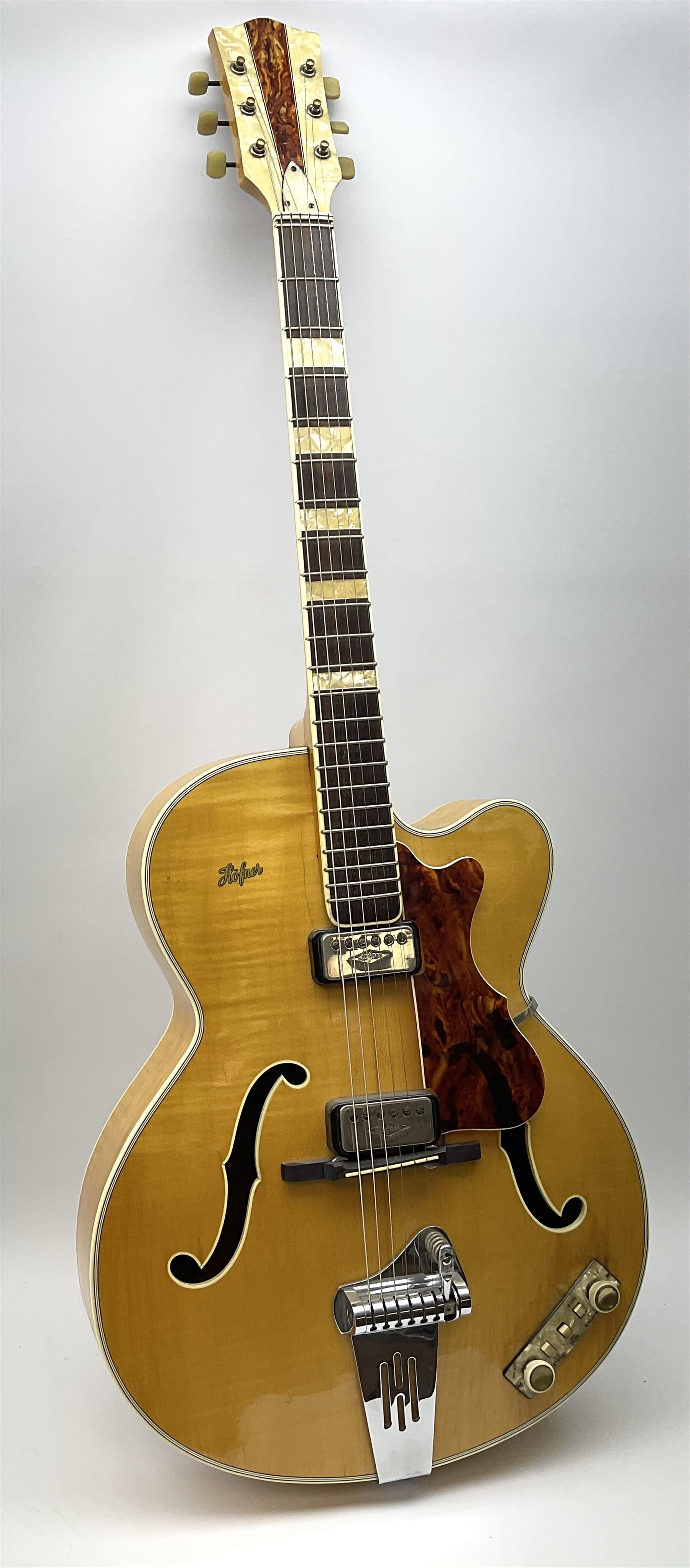 Hofner President semi-acoustic guitar with pearline mounts L104cm, in carrying case