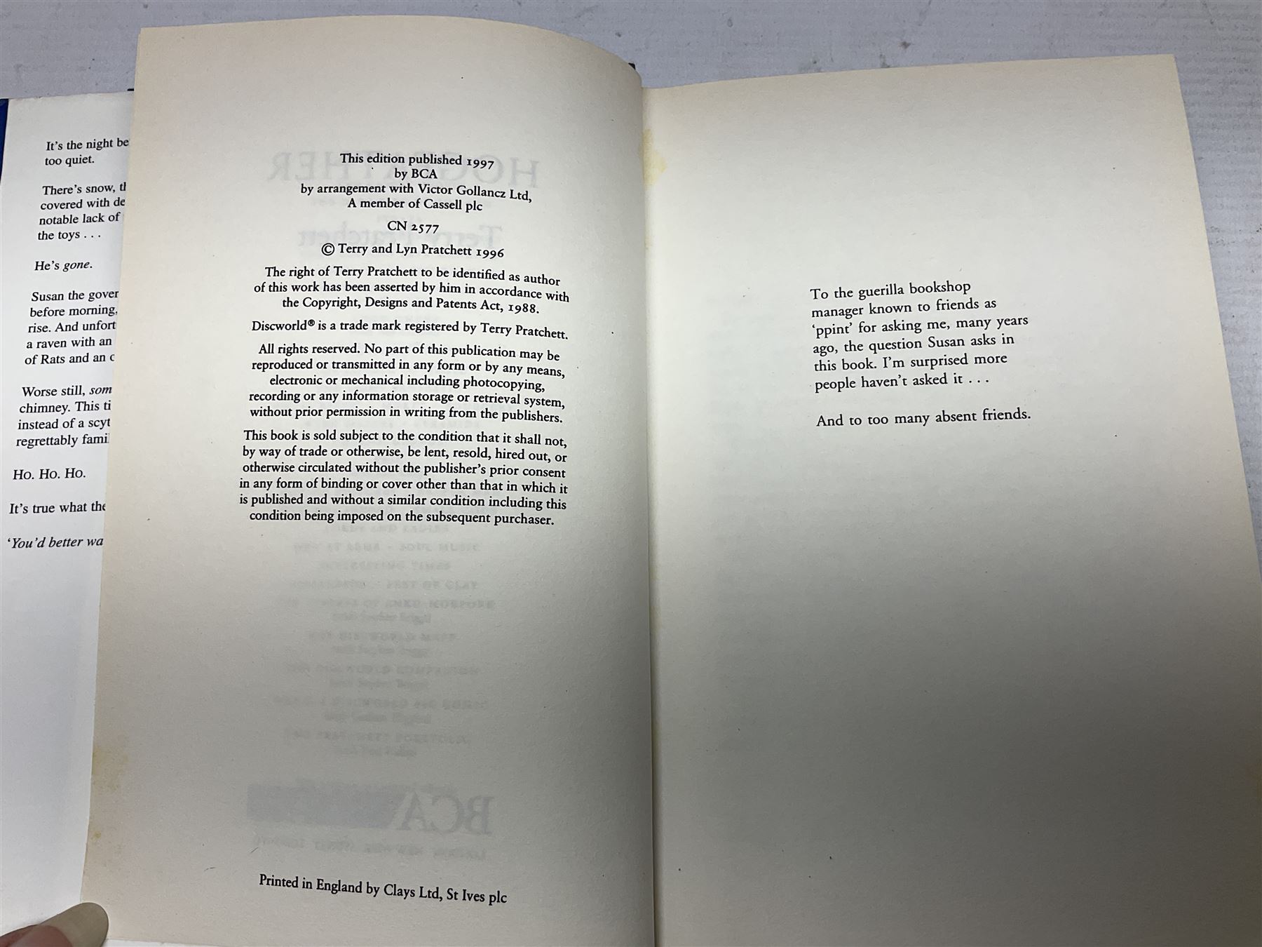 Collection of twenty-three hardback Terry Pratchett books, comprising approximately eighteen first editions including The Fifth Elephant signed & inscribed by Pratchett, all with dustjackets