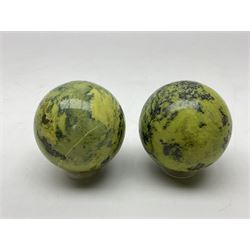 Pair of green serpentine spheres, D6cm