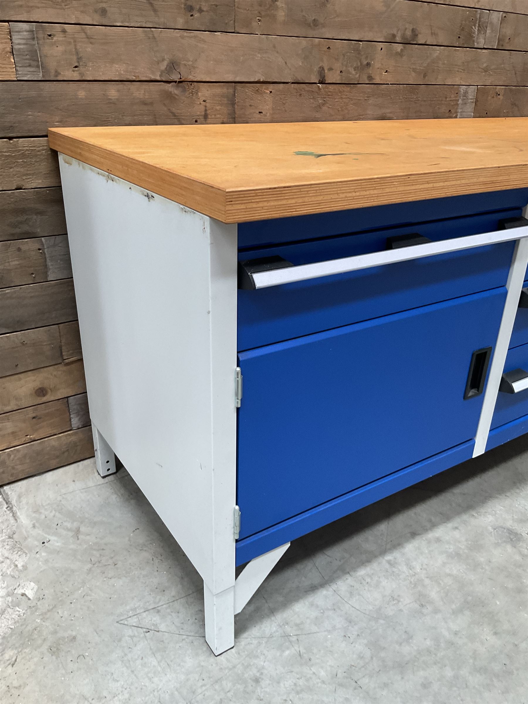 Bott cubio storage workbench, five drawers and two cupboards, single vice