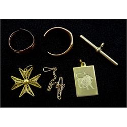19ct gold cross pendant and a collection of 9ct gold jewellery including cut rings, lion pendant, all stamped or tested