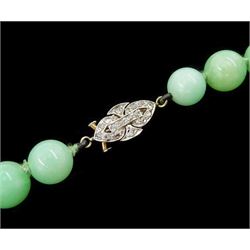 Single strand graduating jade bead necklace, with 15ct gold and platinum rose cut diamond clasp