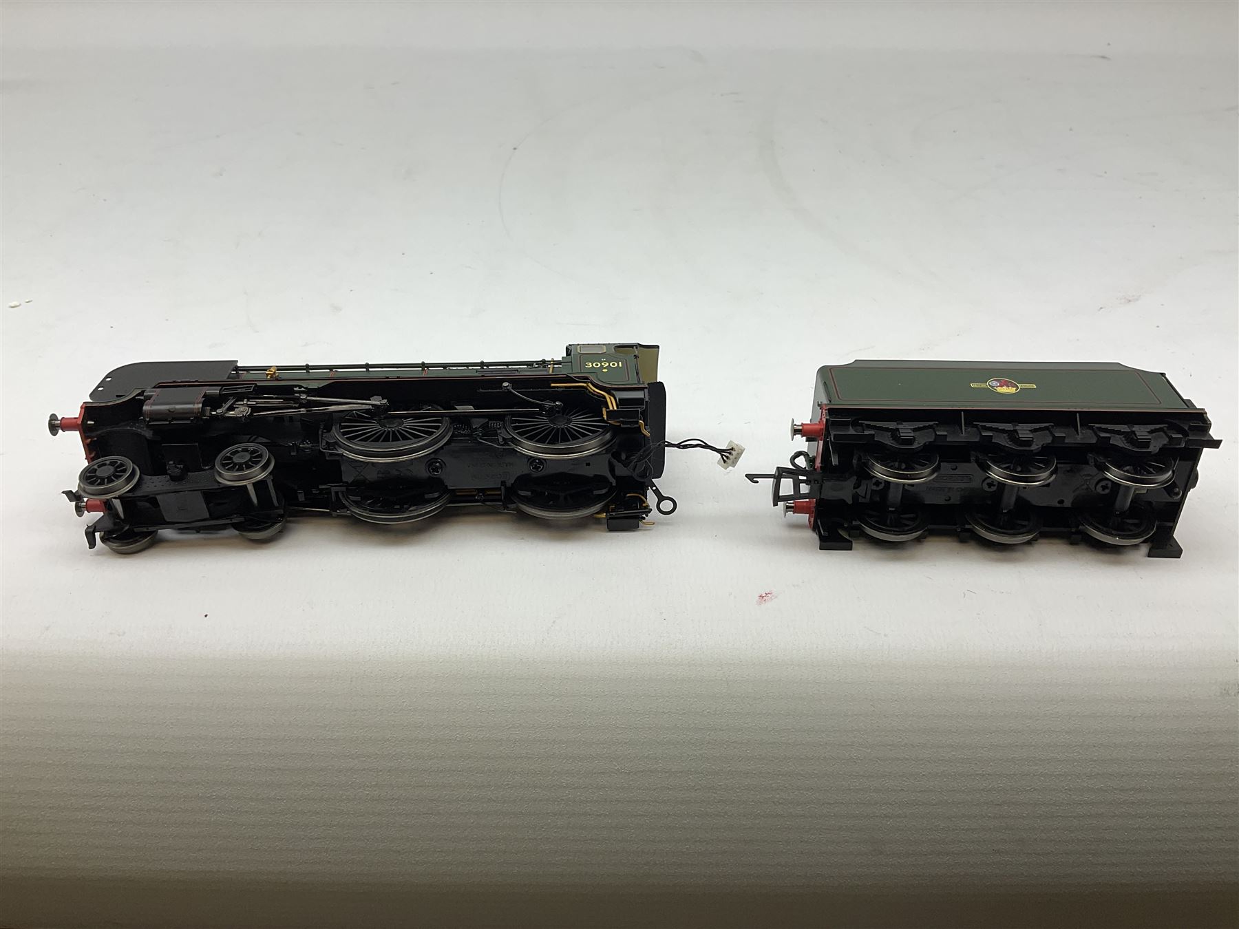 Hornby '00' gauge -Railroad Early BR Class 9F locomotive no. 92027, Class 2P 4-4-0 locomotive no. 40663 and Schools Class 4-4-0 locomotive 'Winchester' no. 30901, all DCC ready (3)