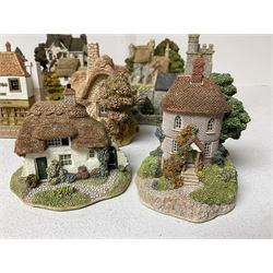 Nineteen Lilliput Lane models, including Dove Tails, Birdlip Bottom, Smallest Inn, Gossip Gate and Beehive Cottage, all with deeds and original boxes (19)