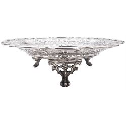Edwardian silver fruit dish, of circular form, with pierced scroll border and pie crust rim, upon three claw feet, H6cm, D20.5cm, hallmarked Walker & Hall, Sheffield 1904, approximate total weight 10.56 ozt (328.4 grams)