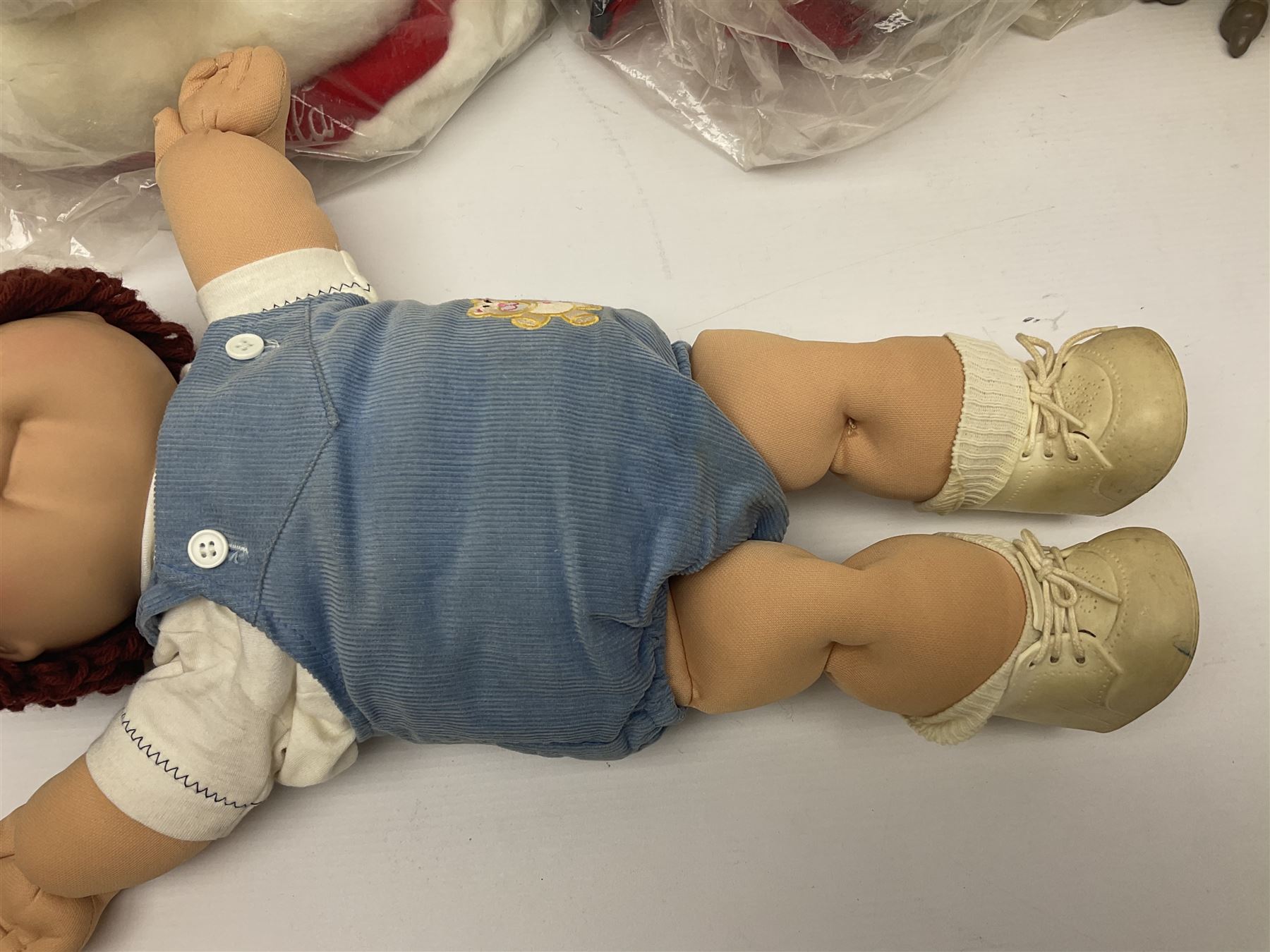 Gremlins 1999 Tiger Electronics interactive Gizmo, Cabbage Patch doll by Coleco Ind. Inc. and further soft and battery operated toys, in two boxes
