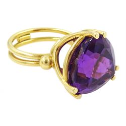 18ct gold amethyst ring, set with a single trilliant cut amethyst of approx 11.50 carat, to a fancy split design shank