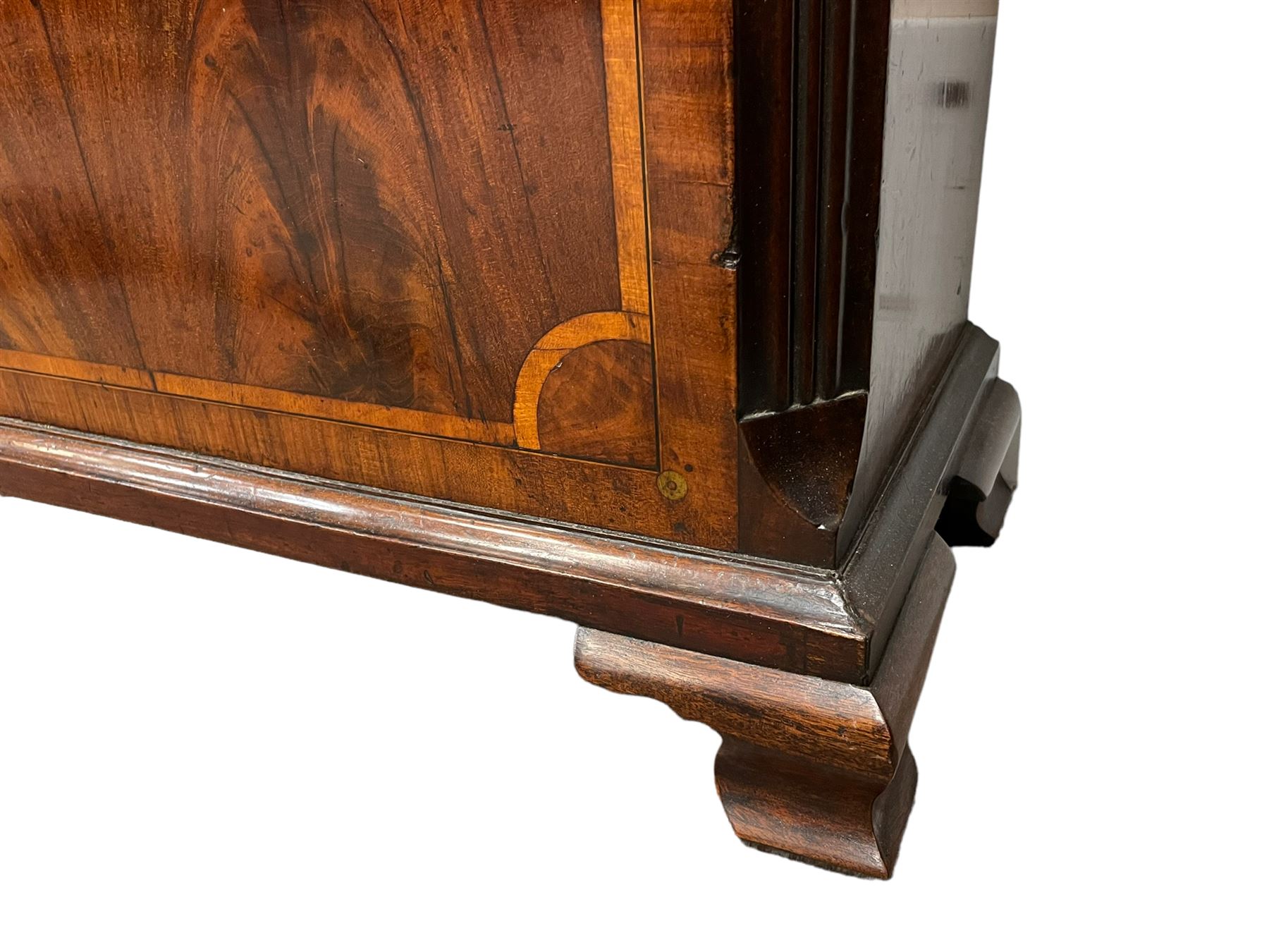 Penlington of Liverpool – early 19th century 8-day mahogany longcase clock, swans neck pediment with three turned wooden finials and verre eglomise panels, trunk with reeded columns and wavy topped door, plinth with canted corners on bracket feet, painted break-arch dial with Roman numerals and five-minute Arabic’s, centre sweep calendar and seconds hands, blue steel serpentine hands, signed beneath a painted rolling moon in the arch PENLINGTON, LIVERPOOL, eight day four pillar movement, anchor escapement and rack striking on a bell. With pendulum and weights.  The Penlington family were prolific clockmakers in 19th century Liverpool working from several addresses in the city, also recorded as chronometer and chronograph makers.