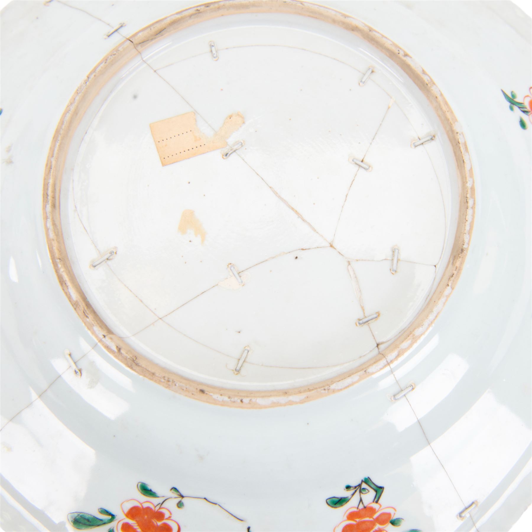  Kangxi period octagonal famille verte charger, decorated with birds and flowers, within a baorder of phoenixes and peonies, D32cm