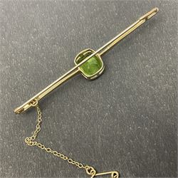 9ct gold bar brooch set with green stone, together with a 9ct gold peridot and split pearl circle brooch and a 9ct gold split pearl and amethyst pendant
