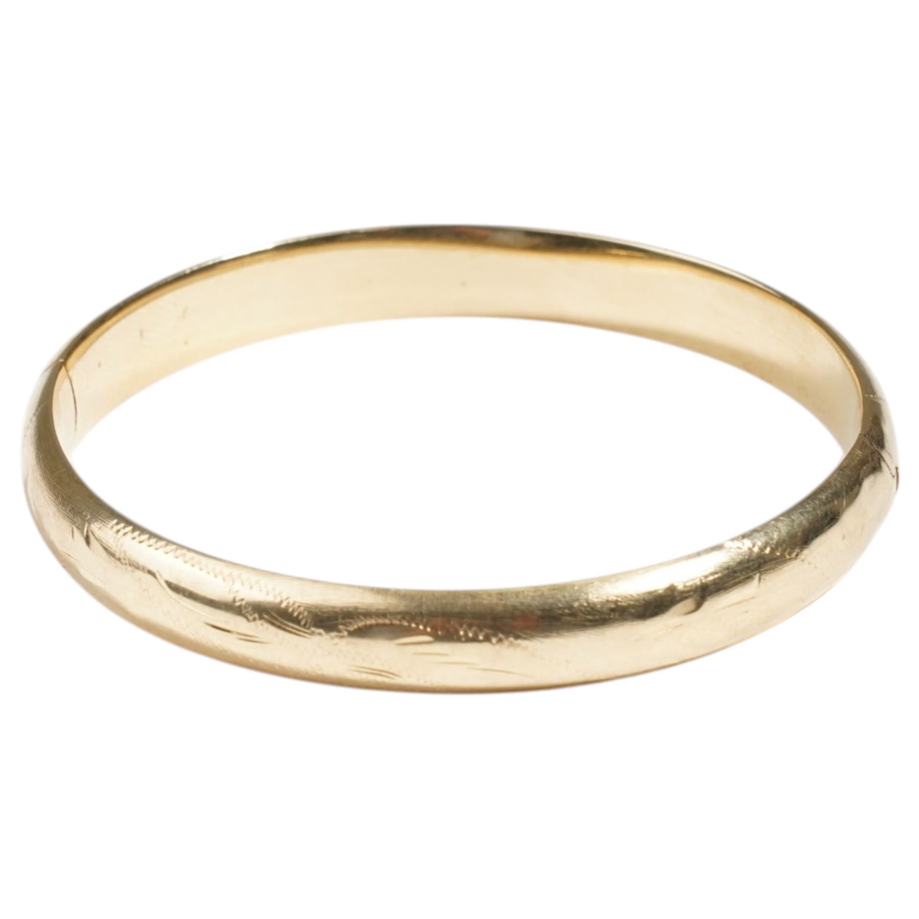 14ct gold hinged bangle with engraved decoration