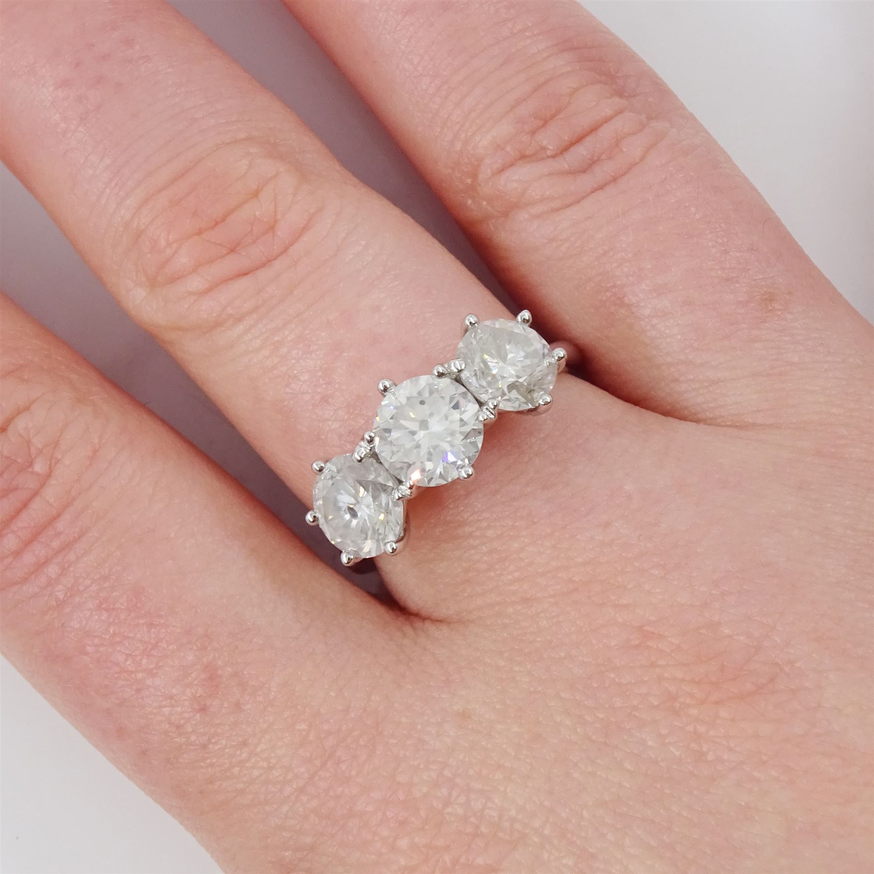Platinum diamond ring, set with three round brilliant cut diamonds, hallmarked, total diamond weight approx 3.25 carat