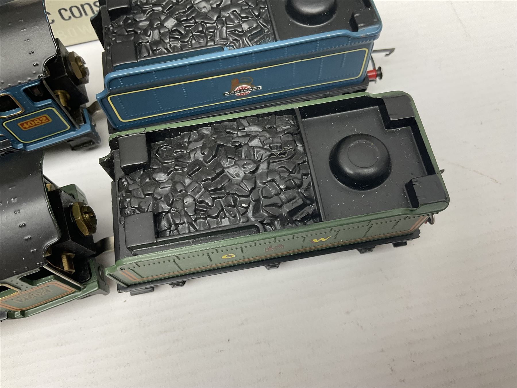 Wrenn '00' gauge - two Castle Class' 4-6-0 locomotives - 'Devizes Castle' No.7002 in GW Green; and 'Windsor Castle' No.4082 in BR Blue; both boxed with instructions (2)